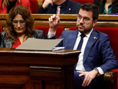 El presidente de la Generalitat, Pere Aragonès, y la consejera de Presidencia, Laura Vilagrà,, durante el pleno del Parlament, este miércoles.