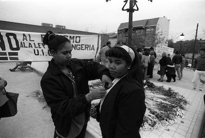 Dos mujeres en un acto de protesta por el asesinato de Lucrecia Pérez convocado en el barrio de Aravaca, Madrid, en noviembre de 1992.