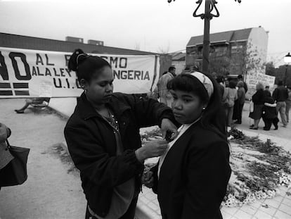 Dos mujeres en un acto de protesta por el asesinato de Lucrecia Pérez convocado en el barrio de Aravaca, Madrid, en noviembre de 1992.