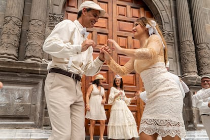 La música es otro de los elementos centrales del Carnaval de Los Indianos de La Palma, cuyo origen se remonta a los años sesenta. Músicos en directo tocan rumbas, sones cubanos y congas que se mezclan con ritmos tradicionales canarios, continuando hasta la noche en diferentes puntos de la ciudad.