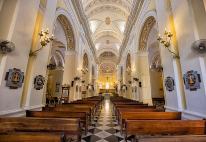 Interior de la catedral de San Juan Bautista en el Viejo San Juan, donde está la tumba de Juan Ponce de León, primer gobernador de Puerto Rico y descubridor de la Florida.
