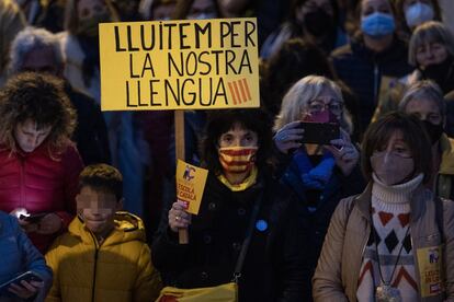 Manifestación en defensa de la escuela solo en catalán tras la resolución judicial en la que los jueces obligan a la Escuela Turo del Drac (Canet de Mar, Barcelona) a dar más horas lectivas en castellano.