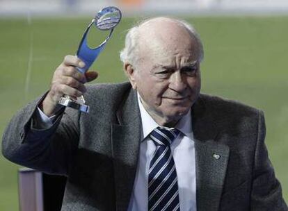Di Stéfano, ayer en el Santiago Bernabéu con el premio Presidente UEFA.
