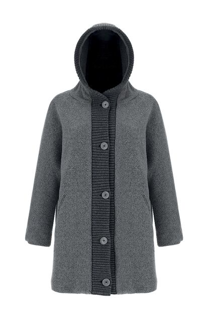 Este abrigo oversize, de Herno, está fabricado con lana reciclada a partir de materiales de desecho de fábricas industriales.