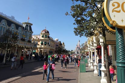 Main Street USA, el eje central del parque Disneyland, concentra numerosas tiendas y restaurantes.