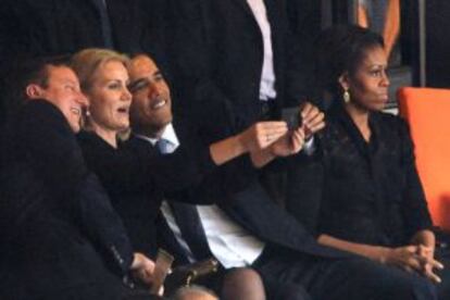 David Cameron, Helle Thorning-Schmidt y Barack Obama se sacan un 'selfie' en el Soccer City de Johanesburgo.
