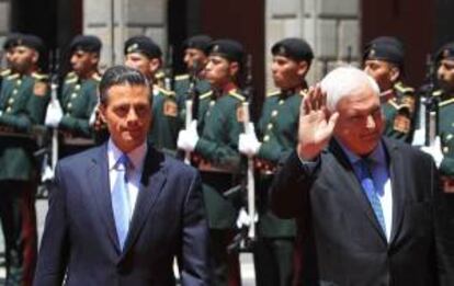 El presidente de México, Enrique Peña Nieto (i), y su homólogo de Panamá, Ricardo Martinelli (d), pasan revista a una parada militar durante la ceremonia de bienvenida hoy, lunes 24 de marzo de 2014, en Palacio Nacional de Ciudad de México.