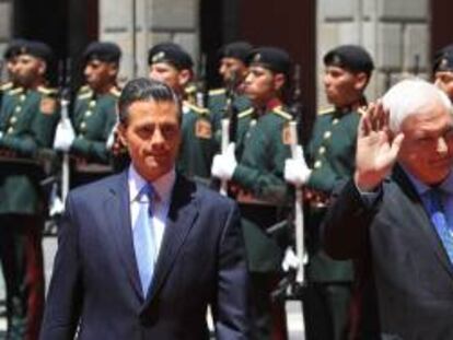 El presidente de México, Enrique Peña Nieto (i), y su homólogo de Panamá, Ricardo Martinelli (d), pasan revista a una parada militar durante la ceremonia de bienvenida hoy, lunes 24 de marzo de 2014, en Palacio Nacional de Ciudad de México.