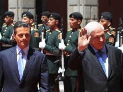 El presidente de México, Enrique Peña Nieto (i), y su homólogo de Panamá, Ricardo Martinelli (d), pasan revista a una parada militar durante la ceremonia de bienvenida hoy, lunes 24 de marzo de 2014, en Palacio Nacional de Ciudad de México.