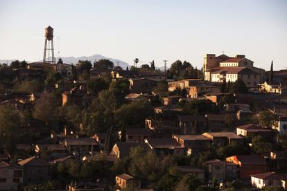 Una de las características del pueblo es la construcción de sus casas y fachadas una referencia directa a los pequeños pueblos sureños de los Estados Unidos.  
