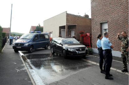 La policía francesa investiga una casa de la localidad norteña de Villers-au-Tertre en cuyo jardín han encontrado varios cadáveres de bebés.