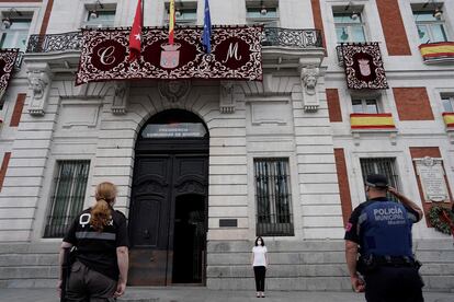 La presidenta de la Comunidad de Madrid, Isabel Díaz Ayuso, durante el minuto de silencio por las víctimas del coronavirus en la Puerta del Sol en Madrid este domingo.