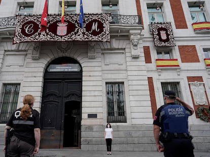 La presidenta de la Comunidad de Madrid, Isabel Díaz Ayuso, durante el minuto de silencio por las víctimas del coronavirus en la Puerta del Sol en Madrid este domingo.