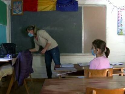 Ana Masnit camina a diario para acceder a una escuela con solo seis estudiantes de una pequeña aldea rumana