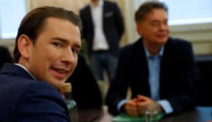 El conservador Sebastian Kurz, en primer plano, y el jefe de Los Verdes, Werner Kogler, durante conversaciones para formar gobierno el 15 de noviembe en Viena. 