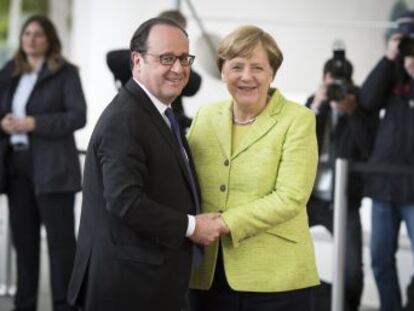 Merkel se opone a los eurobonos y defiende su superávit comercial sin acoger las propuestas francesas para los países del euro