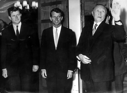 Da esquerda para a direita, Edward Kennedy, seu irmão, Robert, e o chanceler alemão Conrad Adenauer durante uma entrevista na residência de Adenauer em fevereiro de 1962.