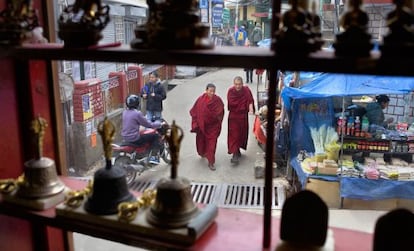 Calle de Dharamsala, vista desde una tienda artesanía.