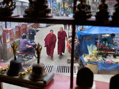 Calle de Dharamsala, vista desde una tienda artesanía.