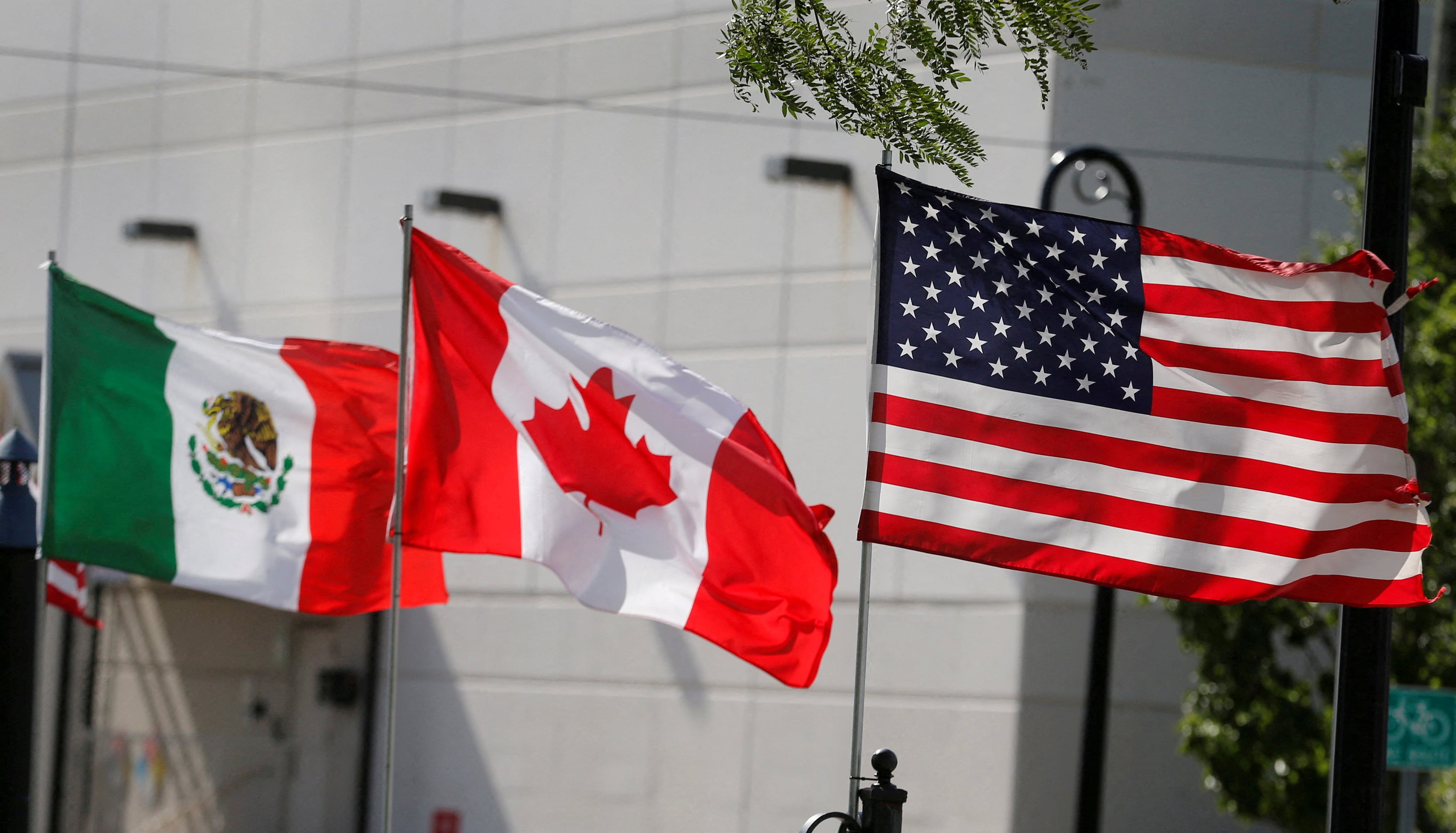 Estados Unidos amenaza con que no prorrogará el T-MEC con México y Canadá