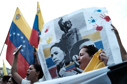 Una mujer muestra una fotografa de Mara Corina Machado durante una protesta, en Ccuta, Colombia. 