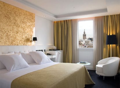 Una habitación con vistas a la Giralda del Gran Meliá Colón de Sevilla.