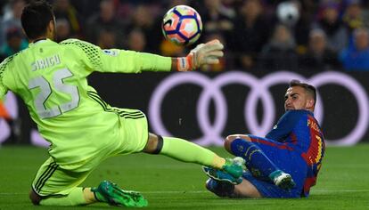 Alcácer prueba a Sirigu, portero de Osasuna.