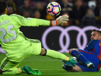 Alcácer prueba a Sirigu, portero de Osasuna.