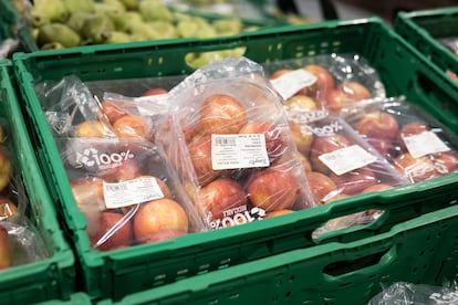 Fruta empaquetada en envases de plásticos preparada para su venta en una gran superficie. 