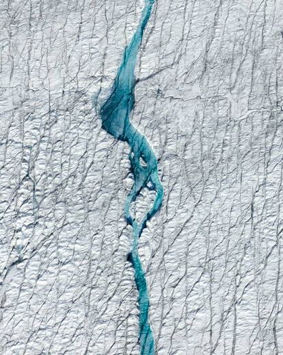 El agua del deshielo cruza la capa de hielo y fluye río abajo hacia el océano. Groenlandia es, tras la Antártida, la mayor reserva de agua dulce del planeta.