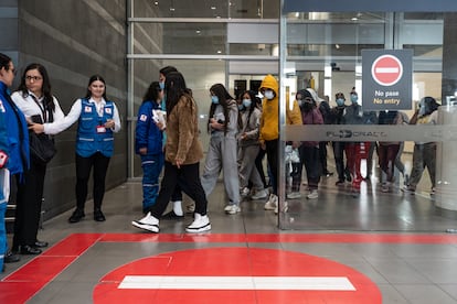 Colombians deported from the United States arrive at El Dorado airport, this Tuesday in Bogotá.