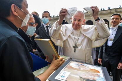 El papa Francisco recibe regalos de los asistentes a la audiencia semanal celebrada en el patio de San Dámaso de El Vaticano.