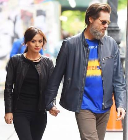 Jim Carrey y su entonces novia Cathriona White, paseando por Nueva York en mayo de 2015.