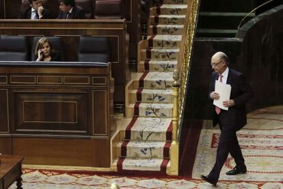 El ministro de Hacienda y Administraciones P&uacute;blicas, Crist&oacute;bal Montoro, se dirige a la tribuna para intervenir hoy en el debate sobre los Presupuestos Generales del Estado de 2015 en el Pleno del Congreso.