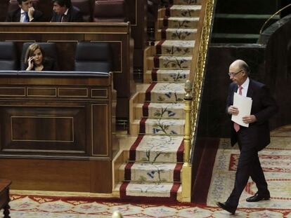 El ministro de Hacienda y Administraciones P&uacute;blicas, Crist&oacute;bal Montoro, se dirige a la tribuna para intervenir hoy en el debate sobre los Presupuestos Generales del Estado de 2015 en el Pleno del Congreso.