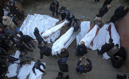 Familiares y amigos de la familia Al Gandor, muertos en los ataques israelíes sobre la franja de Gaza, lloran junto a sus cadáveres en la morgue del hospital Nasser en Jan Yunis. 