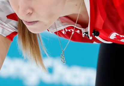 Collar con los anillos olímpicos de la canadiense Kaitlyn Lawes durante la prueba de curling ante Noruega, el 12 de febrero de 2018.