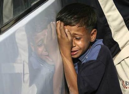 Un niño llora durante el funeral por las víctimas de un atentado del pasado jueves en Bagdad.