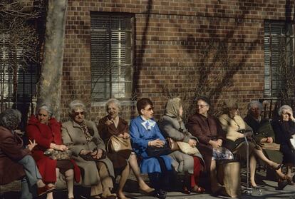 NY, USA. 1984. Greenwich village. Mujeres mayores bajo el sol.