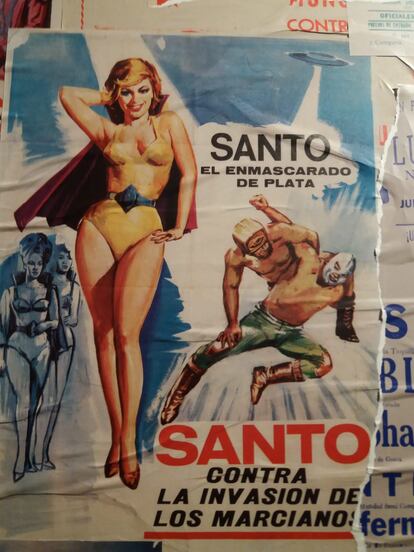 Cartel de un filme de Santo, el enmascarado de plata, en el CCCB.