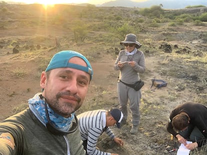 Trabajo de campo del paleontólogo Edwin Cadena con el Grupo de Investigación en el desierto de la Tatacoa. 