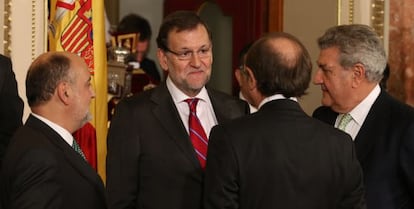 Mariano Rajoy charla con el presidente del Tribunal Constitucional, Francisco Pérez de los Cobos, el presidente del Senado, Pío García Escudero, y el presidente del Congreso, Jesús Posada.