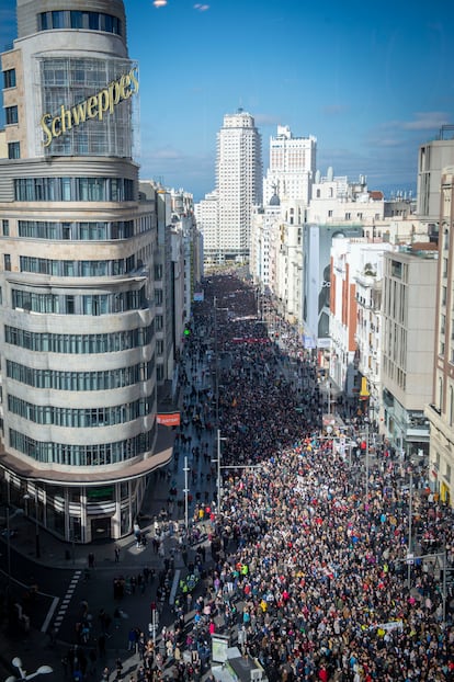 Según la Delegación del Gobierno, a la manifestación han acudido más de 250.000 personas. En la imagen, vista general de la manifestación en defensa de la sanidad pública a su paso por la Gran Vía, convocada este domingo en Madrid. 