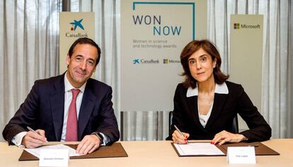 El consejero delegado de CaixaBank Gonzalo Gortázar y la presidenta de Microsoft España Pilar López
 
 