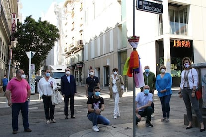 La Fundación Pedro Zerolo ha conmemorado hoy el quinto aniversario del fallecimiento del activista y político Pedro Zerolo con una ofrenda de flores en la plaza que lleva su nombre en Madrid.