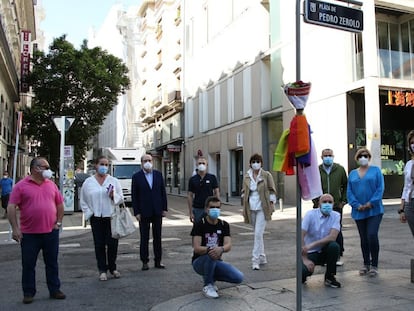 La Fundación Pedro Zerolo ha conmemorado hoy el quinto aniversario del fallecimiento del activista y político Pedro Zerolo con una ofrenda de flores en la plaza que lleva su nombre en Madrid.