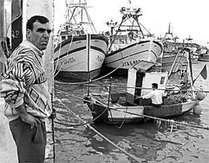 Un pescador en el puerto de Barbate.