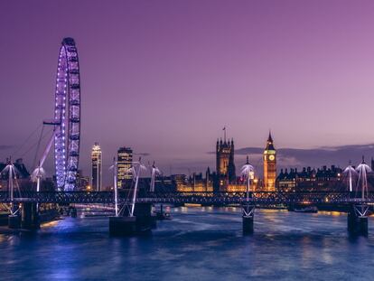 Este es lo que se denomina un regalo bumerán, ya que lo pueden disfrutar el que lo recibe y el que lo entrega. Dos personas es lo mínimo exigido para hacer una fiesta privada en una cabina de la London Eye, donde comer y beber, bajo petición, mientras se divisa la ciudad.
Precio: 716 euros el alquiler de la cabina.