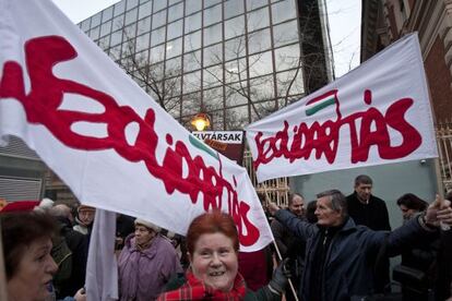 Manifestaci&oacute;n contra el cierre de Klubr&aacute;dio en Budapest. 