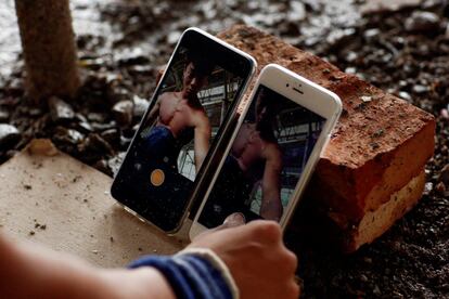 Worker Shi Shenwei sets up his phones to record a high bar routine at the construction site of a Buddhist temple in the village of Huangshan, near Quanzhou, Fujian Province, China, September 28, 2016. REUTERS/Thomas Peter         SEARCH "BRICK CARRIER" FOR THIS STORY. SEARCH "WIDER IMAGE" FOR ALL STORIES. 